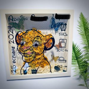 Cuadro personalizado de nacimiento con Simba de El Rey León, datos del bebé y flores de papel en relieve