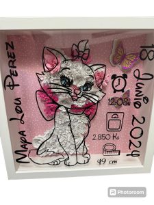 Cuadro personalizado de nacimiento con Marie de Los Aristogatos, fondo rosa, flores en relieve y datos de la bebé
