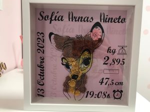 Cuadro de nacimiento personalizado con Bambi, flores de papel en tonos tierra y datos de nacimiento de Sofía sobre fondo rosa